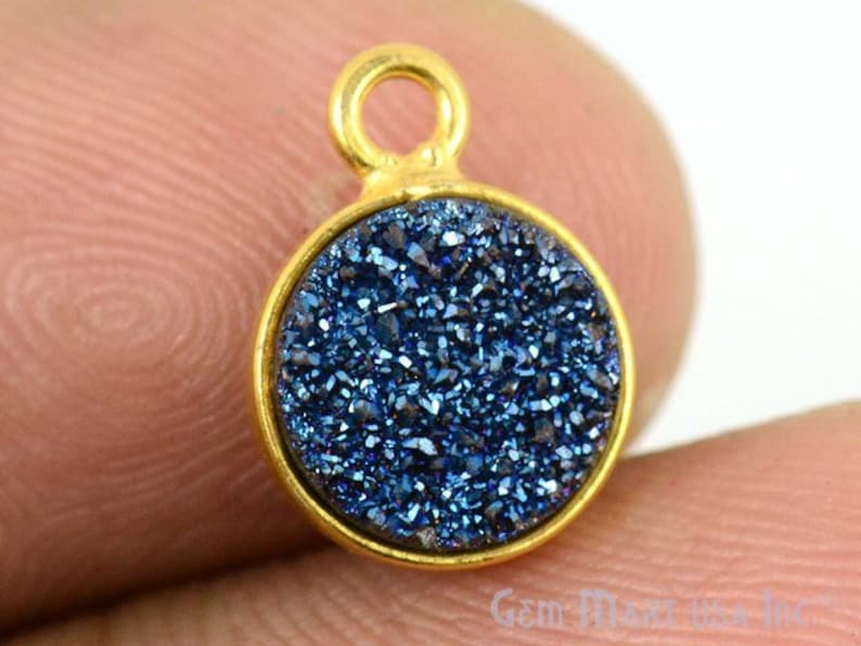 Single Bail GemMartUSA 1pc BZ-11205 Bezel Round Shape Connector Natural Blue Druzy 8mm Round 24k Gold Plated