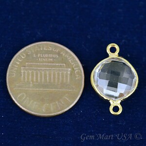 Puede incluir: Una cuenta de cristal facetado transparente con un conector de metal dorado a cada lado. La cuenta es aproximadamente del tama&ntilde;o de una moneda de un c&eacute;ntimo de euro.