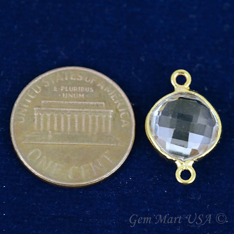 Puede incluir: Una cuenta de cristal facetado transparente con un conector de metal dorado a cada lado. La cuenta es aproximadamente del tama&ntilde;o de una moneda de un c&eacute;ntimo de euro.