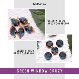 Puede incluir: Conectores y cabujones de druzy verde ventana. El conector tiene forma de l&aacute;grima con un bucle dorado a cada lado. El cabuj&oacute;n es redondo. Ambos son iridiscentes con tonos de morado, azul y verde.