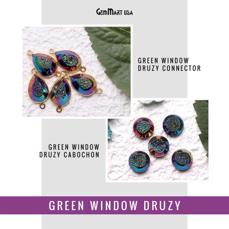Puede incluir: Conectores y cabujones de druzy verde ventana. El conector tiene forma de l&aacute;grima con un bucle dorado a cada lado. El cabuj&oacute;n es redondo. Ambos son iridiscentes con tonos de morado, azul y verde.