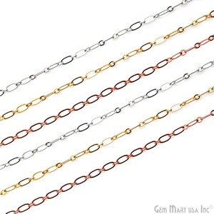 Puede incluir: Cinco hebras de cadena en diferentes colores, incluyendo plata, oro y oro rosa. Las cadenas están hechas de eslabones ovalados y están dispuestas en un patrón diagonal.