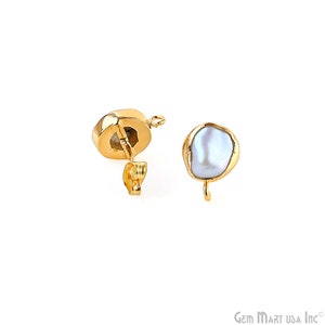 Pode incluir: Um par de postes de brincos dourados com uma pérola barroca branca presa a cada poste.