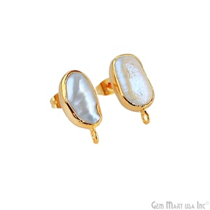 Peut inclure: Une paire de boucles d'oreilles à clous dorées avec des perles d'eau douce blanches et nacrées de forme irrégulière. Les perles sont serties dans un cadre doré avec une petite boucle en bas. Sur fond blanc.