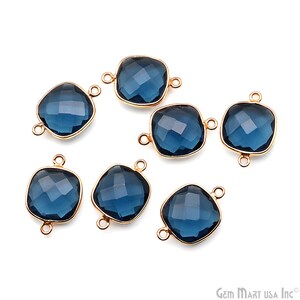 Puede incluir: Siete conectores cuadrados de vidrio facetado azul oscuro con bucles de metal dorado a cada lado. Los conectores son perfectos para la elaboración de joyas.