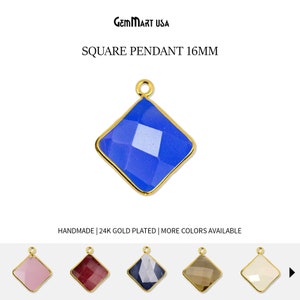 Peut inclure: Un pendentif carré de 16 mm avec un cadre plaqué or et une pierre précieuse bleue. Le pendentif est fait à la main et disponible dans d'autres couleurs.