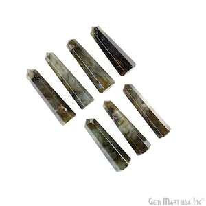 Pode incluir: Oito varinhas de cristal de labradorita, cada uma com uma ponta pontiaguda e uma superfície lisa e polida. As varinhas são de vários tons de cinza e verde com flashes iridescentes de azul e dourado.