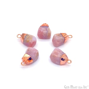 Könnte beinhalten: Fünf rosa Opal-Edelstein-Anhänger mit kupferfarbenen Metalleinfassungen. Die Anhänger sind unregelmäßig geformt und haben ein natürliches, rohes Aussehen.