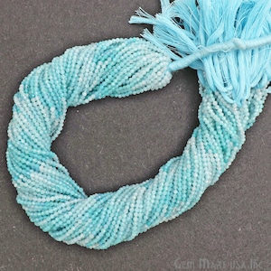Könnte beinhalten: Eine Strähne aus hellblauen Aquamarin-Edelsteinkugeln. Die Perlen sind klein und rund und auf einem dünnen Draht aufgefädelt. Die Strähne ist etwa 46 cm lang und perfekt für die Herstellung von Schmuck.