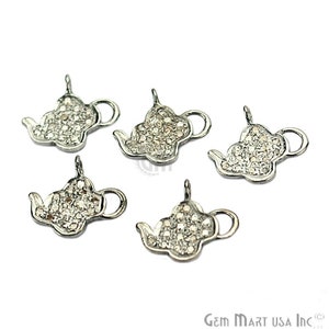 Peut inclure: Cinq breloques en argent en forme de théière avec des accents de cristal transparent. Chaque breloque présente un design de théière détaillé avec un bec verseur, une poignée et un couvercle.