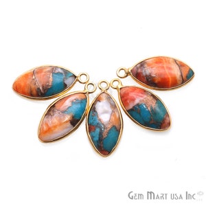 Peut inclure: Cinq pendentifs en forme de marquise plaqués or avec un mélange de pierre marbrée orange, turquoise et blanche. Chaque pendentif a une boucle dorée pour l'attacher à une chaîne ou un cordon.