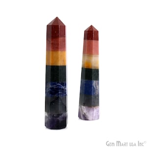 Pode incluir: Duas varinhas de cristal de sete chakras, uma maior e outra menor. As varinhas são feitas de pedras preciosas em camadas nas cores dos sete chakras: vermelho, laranja, amarelo, verde, azul, índigo e violeta.