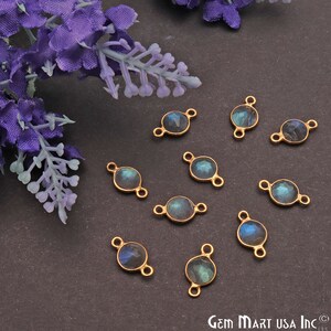 Può includere: Dieci ciondoli connettore in pietra preziosa color oro con una pietra rotonda di labradorite blu iridescente. Ogni ciondolo ha due anelli a salto color oro.