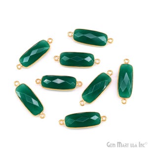 Può includere: Una collezione di sette connettori rettangolari in pietra preziosa verde, ciascuno caratterizzato da una superficie sfaccettata e una cornice in metallo dorato con piccoli anelli circolari alle estremità, disposti su sfondo bianco.