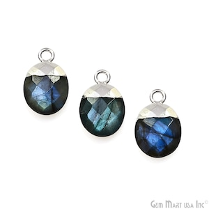 Puede incluir: Tres colgantes de plata con piedras preciosas de labradorita azul. Cada colgante presenta una piedra preciosa redonda y facetada con una tapa de plata.