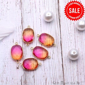 Può includere: Cinque pendenti rettangolari con gemme sfaccettate con montature in metallo color oro. Le gemme passano da tonalità rosa ad arancioni. I pendenti hanno piccoli anelli su ciascuna estremità. Perle bianche e un adesivo rosso "Cyber Monday Sale" sono anche nell'immagine.