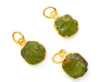 Colgante de peridoto de cristal crudo, piedra preciosa en bruto de un solo bucle, chapado en oro, dijes de piedras preciosas, suministros para joyería, GPPT-50821