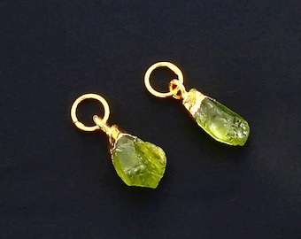 Colgante de cristal peridoto en bruto, gema en bruto, aro único, chapado en oro, lote al por mayor, dijes, suministros para la fabricación de joyas, GPPT-50820