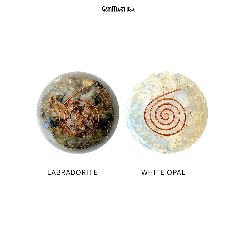 K&ouml;nnte beinhalten: Zwei Kristallkugeln mit Kupferspiralen im Inneren. Die Kugel links ist ein dunkelgr&uuml;ner Labradorit. Die Kugel rechts ist ein wei&szlig;er Opal.