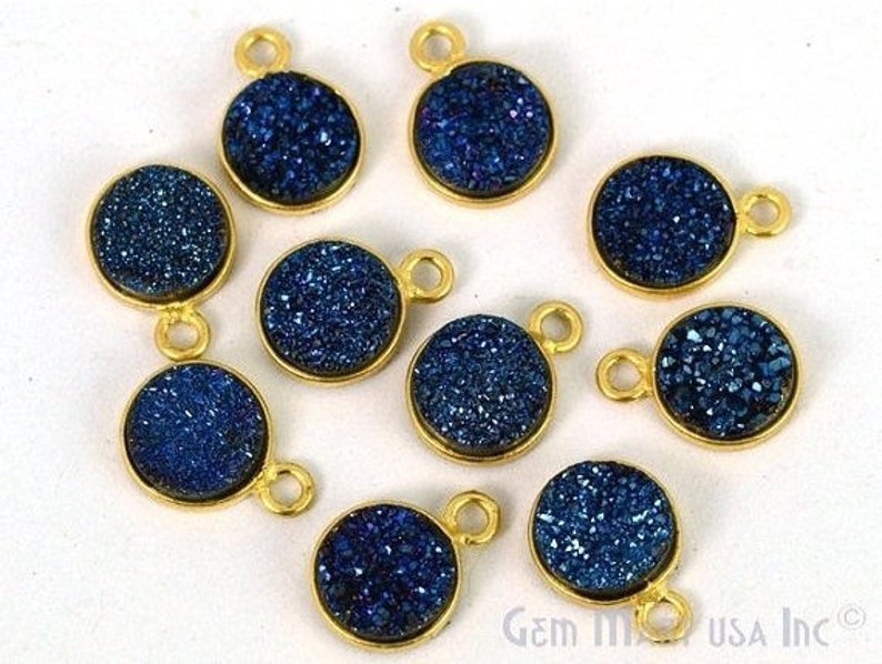 Single Bail GemMartUSA 1pc BZ-11205 Bezel Round Shape Connector Natural Blue Druzy 8mm Round 24k Gold Plated