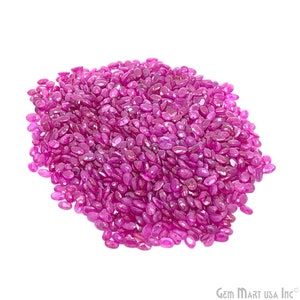 Può includere: Un grande mucchio di pietre preziose di rubino ovali sciolte. I rubini sono di un colore rosa intenso e hanno una finitura lucida.