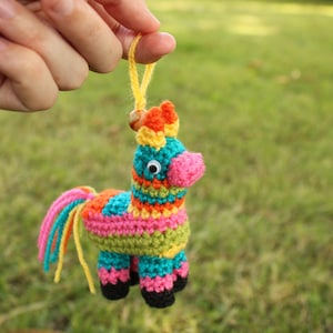 Crochet Piñata Keychain pattern - Gehaakte Piñata sleutelhanger patroon PDF