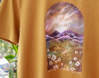 Geschilderd landschaps-T-shirt in mosterdgeel