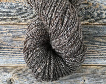 Handspunnet kamgarnsgarn - Romneyull - Ljungbrun - 237 g