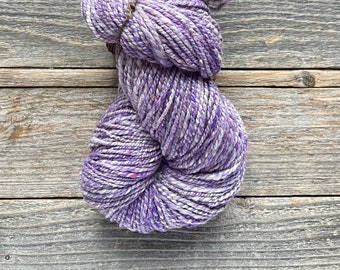 Handspunnet kamgarnsgarn - Mjuk merinoull och siden - Lilavitt melerat garn - 6.3 oz