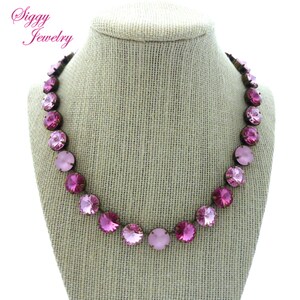 Pode incluir: Um colar de cristal rosa com um degrad&ecirc; de cor de rosa claro a rosa escuro. O colar &eacute; feito com cristais redondos e tem um design de inspira&ccedil;&atilde;o vintage.