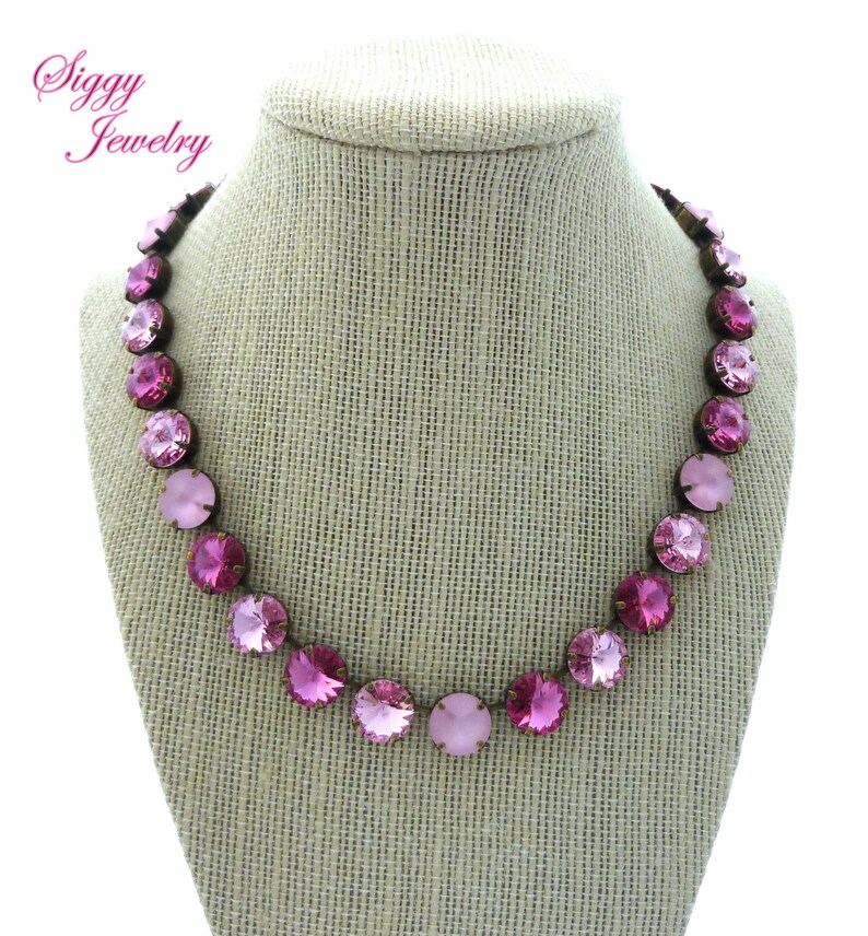 Pode incluir: Um colar de cristal rosa com um degrad&ecirc; de cor de rosa claro a rosa escuro. O colar &eacute; feito com cristais redondos e tem um design de inspira&ccedil;&atilde;o vintage.
