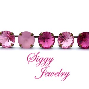 Pode incluir: Uma linha de contas de cristal rosa com engastes dourados. As contas s&atilde;o redondas e t&ecirc;m um design facetado. A linha &eacute; enfiada em um fio fino.