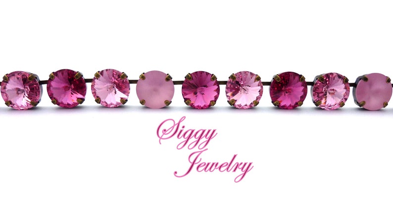 Pode incluir: Uma linha de contas de cristal rosa com engastes dourados. As contas s&atilde;o redondas e t&ecirc;m um design facetado. A linha &eacute; enfiada em um fio fino.