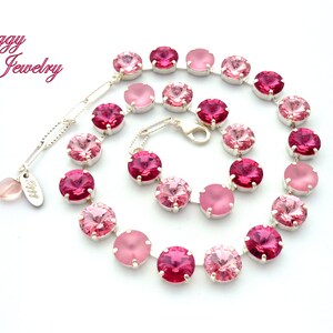 Pode incluir: Um colar de corrente de prata com contas de cristal rosa e vermelho. O colar &eacute; feito de cristais redondos e facetados em um degrad&ecirc; de rosa, rosa e vermelho.