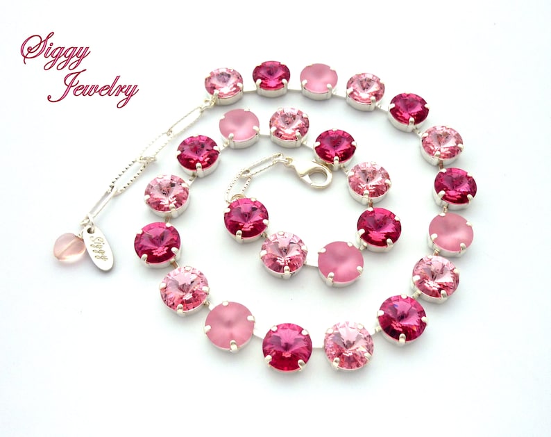 Pode incluir: Um colar de corrente de prata com contas de cristal rosa e vermelho. O colar &eacute; feito de cristais redondos e facetados em um degrad&ecirc; de rosa, rosa e vermelho.