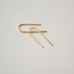14K ゴールドフィルド アーチフープ、スモールフープイヤリング、オープンフープイヤリング、毎日使えるスレダー、14K ゴールドフィルド アーチイヤリング、毎日使えるイヤリング