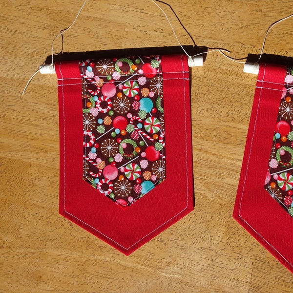 Estandarte de alfiler decorativo pequeño - Exhibición de alfiler de esmalte de invierno - Dulces navideños - Variante roja