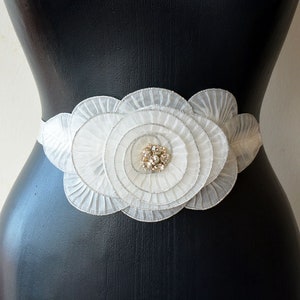 White Flower Wedding Dress Belt, Vintage Style Bride waistband, Elegant Dress Belt