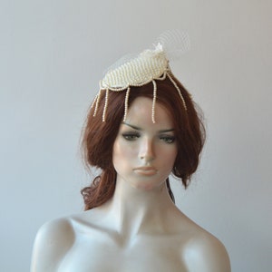 Elegant Wedding Fascinator, Pearl and Lace Mini Hat for Brides