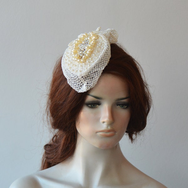 Elegant Wedding Fascinator, Pearl and Lace Mini Hat for Brides