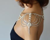 Collana con perle e strass sulla spalla: gioielli da sposa