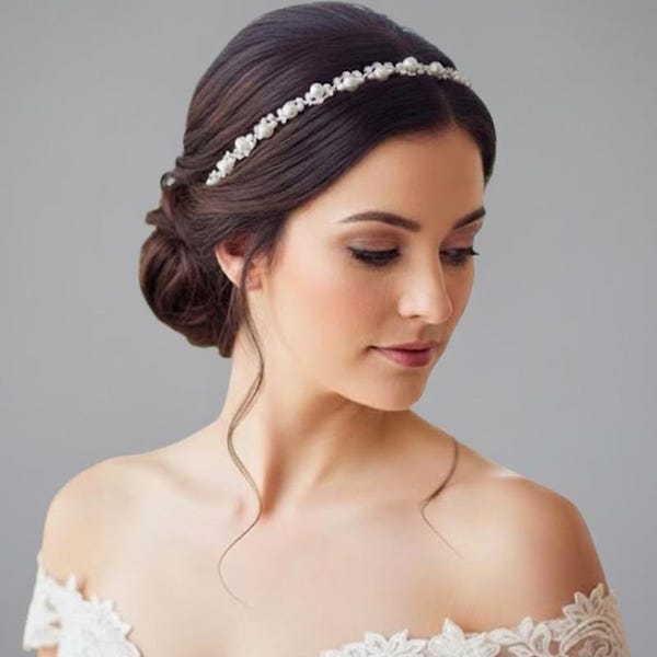 Tiara simples de noiva com cristais e pérolas