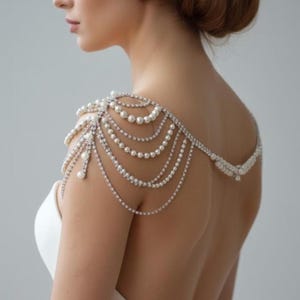 Perłowy naszyjnik ślubny na ramię: Eleganckie kryształowe dodatki do sukni ślubnej