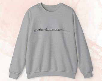 Another Day Another Slay クルーネック スウェットシャツ
