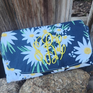 Daisy wallet, Floral Wallet, Personalized Billfold, Fabric Ladies Wallet, wallet with name, Wallet with zipper, women&#39;s billfold