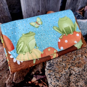 Monedero de rana, Billetero de mujer hecho a mano, Billetera de mujer, Accesorio de libélula, Billetera de tela con cremallera, Regalo de rana, Billetera con broche