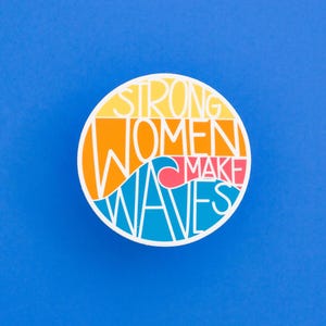 Adesivo in vinile impermeabile Strong Women Make Waves / Adesivo per laptop Bold, Adesivo per bottiglia d'acqua per l'emancipazione femminile, Adesivo femminista