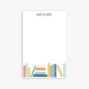 Pode incluir: Um bloco de notas branco com o texto "Note to Shelf" no topo. A parte inferior do bloco de notas apresenta uma fila de livros coloridos com diferentes padrões.