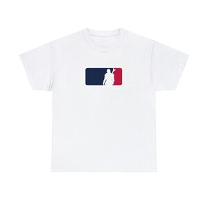Könnte beinhalten: Weißes T-Shirt mit einem blauen und roten Baseball-Logo, das die Silhouette einer Person mit einer Waffe zeigt.