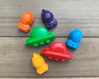 Conjunto de crayones alienígenas del espacio exterior de 24 - Favores de fiesta alienígena - Regalos para niños - Regalos de cumpleaños para niños - Favores de fiesta espacial - Favores de fiesta para niños